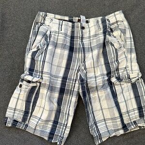 No Boundaries Men's Plaid Cargo Shorts - Navy and White